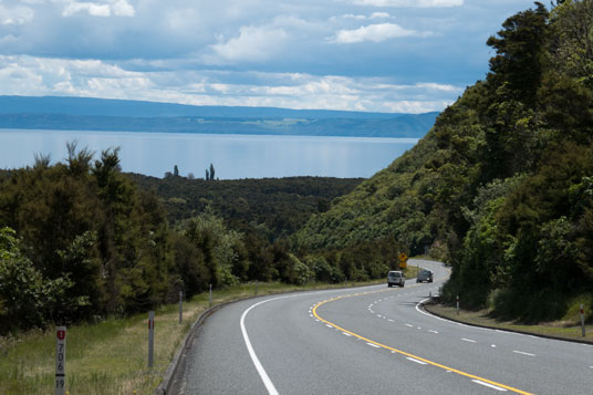 Abfahrt über den S1 nach Hatepe mit Blick auf Lake Taupo