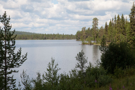 Der See Kokkajärvi 15 km nördlich von Vittangi in Schweden
