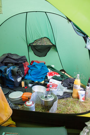 Kochen im Vorzelt des Nammatj 3GT von Hilleberg