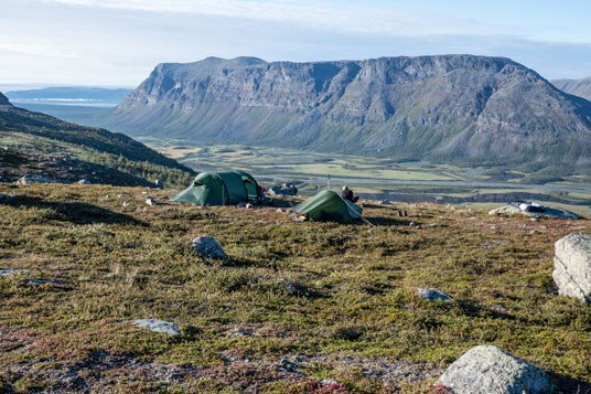 Nammatj 3 GT und Akto von Hilleberg oberhalb des Rapadalen im Sarek-Nationalpark (Schweden)