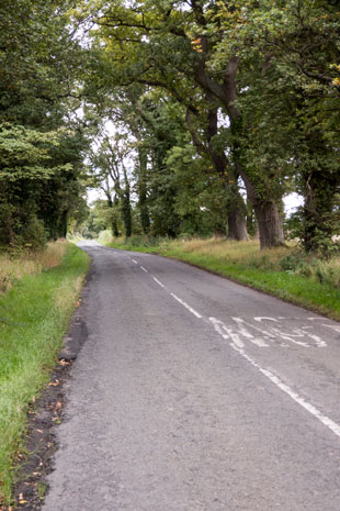 EV12 auf verkehrlosen Landstraßen bei Carrington