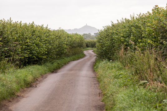 EV1 und das Glastonbury Tor auf dem Berg