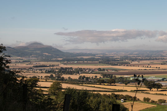 Blick auf die Ebene mit dem Ort Kettlebridge