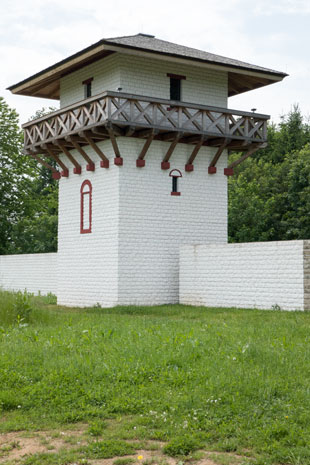 Rekonstruierter römischer Wachturm oberhalb von Osterburken, 412,9 km ab Start