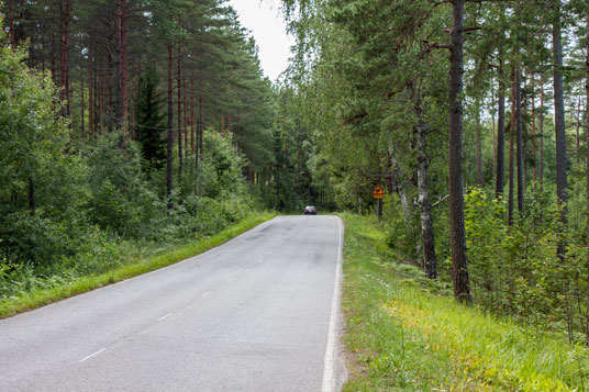 Eurovelo 10 auf der Straße 1050 in der Nähe des Sees Marsjön, Finnland