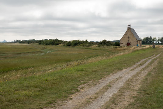 Chapelle Sainte-Anne mit Le Mont-Saint-Chapelle am linken Bildrand