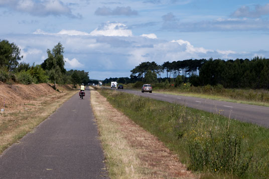 Eurovelo 1 an der D652 zwischen Parentis-en-Born und Biscarrosse