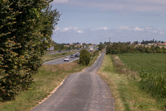 Eurovelo 1 an der E602 nördlich von Saint-Laurent-de-la-Prée