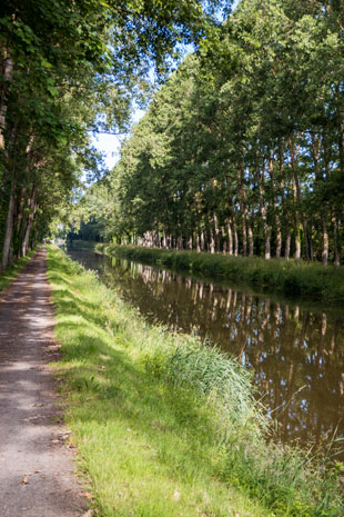 Eurovelo 1 am Canal de Nantes à Brest bei Branféré