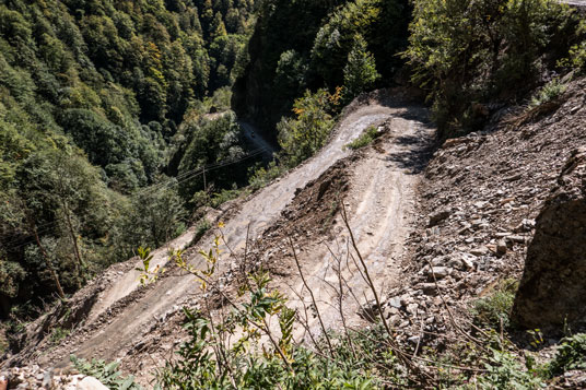 Erste Serpentinen auf der Südflanke des Abano-Pass