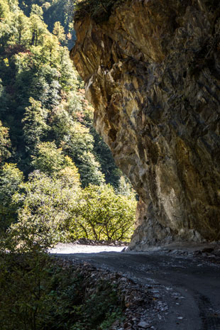 Überhängende Felsen bei Kilometer 25 ab Pshaveli