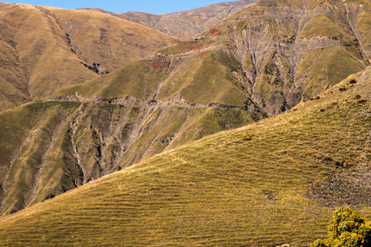 Blick auf die 5 Kehren, 37 Kilometer ab Pshaveli Höhe unterste Straßenetage 2370 Meter