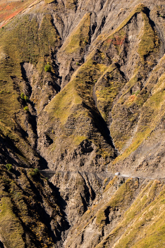 Unterste Straßenebene vor den 5 Kehren, 37 Kilometer ab Pshaveli, Höhe 2370 Meter)