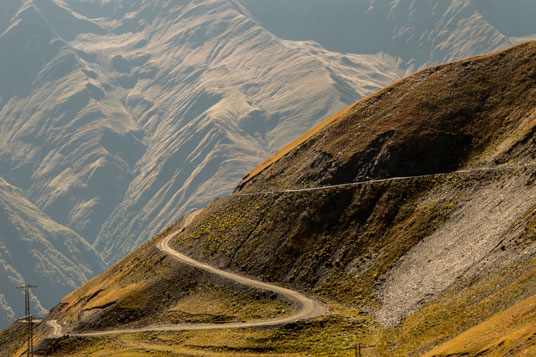 Blick von der Passhöhe auf die südliche Rampe der Piste kurz vor dem Sattel