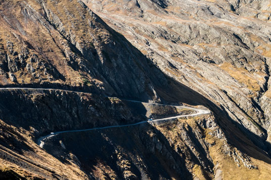 Erste Serpentinen auf der Südflanke des Abano-Pass