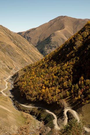 Abano-Pass-Straße, Blick nach Norden auf die letzten Kehren der nördlichen Rampe (48 Kilometer ab Pshaveli, 2300 Meter Höhe)