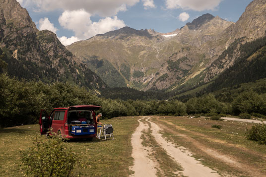 Schöne Zeltstellen und Plätze für Wohnmobile bei Mazeri