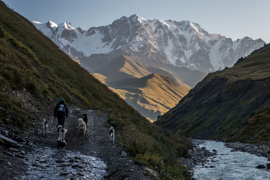 Wanderung beim ersten Morgenlicht von Ushguli zum Schchara-Gletscher