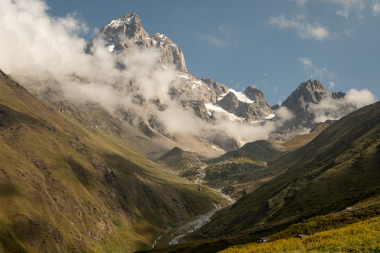 Blick auf den 4737 Meter hohen Ushba im Rahmen einer Wanderung von Mazeri zum Guli-Pass