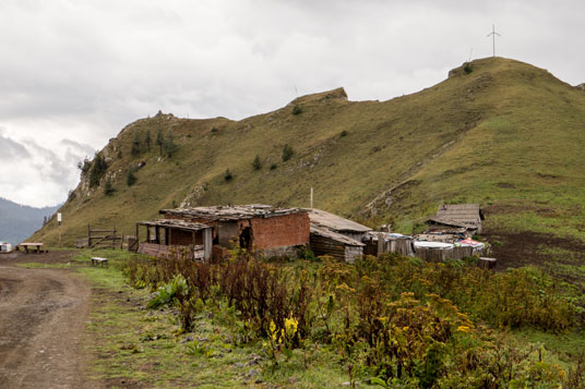 Hirtenhütten auf der Südseite der Zekari-Pass-Straße