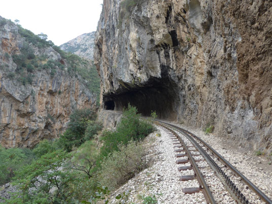 Bild: Auf den Schienen der Zahnradbahn nach Kalavytra 