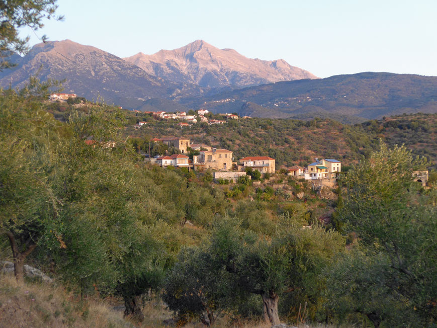 Agios Nikolaos in der Region Mani, im Hintergrund der Gipfel des Profitis Ilias