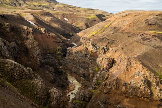 Blick in die Schlucht mit dem Fluss Ásgarðsa während der Anfahrt zum Hveradalir