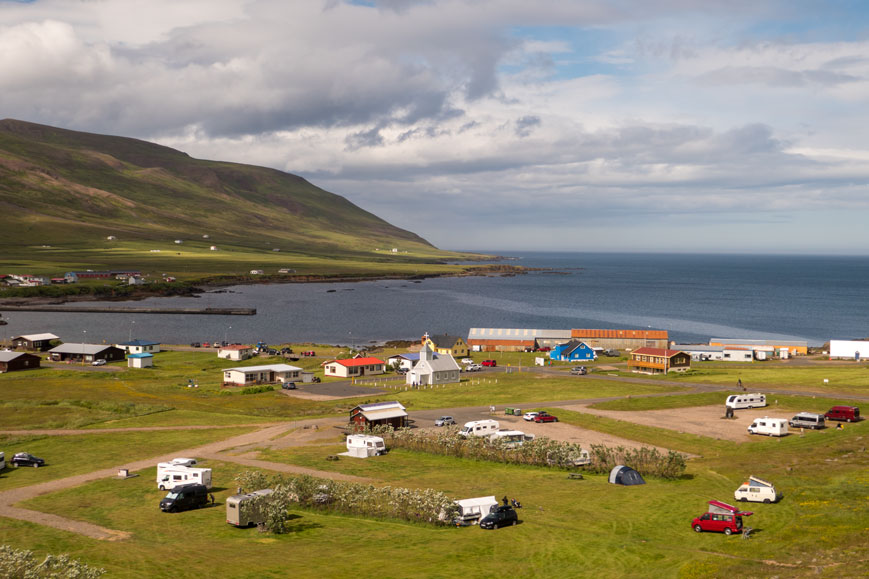 Bakkagerði mit dem Campingplatz im Vordergrun