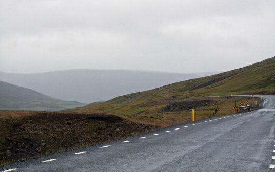 Ringstraße führt von der Jökulsheidi hinab ins Jökuldalur