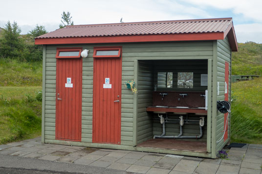 Einfache Sanitäranlage des Campingplatzes Vopnafjörður ohne Duschen jedoch mit geheiztem WC