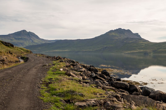 F649 an der Westseite des Ingólfsfjörður