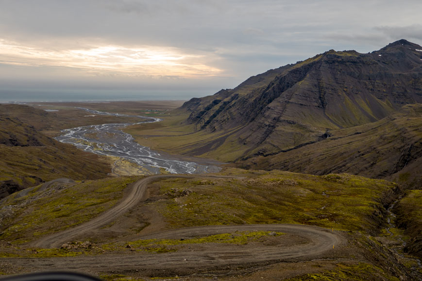 F985 mit dem Gletscherfluss Staðara