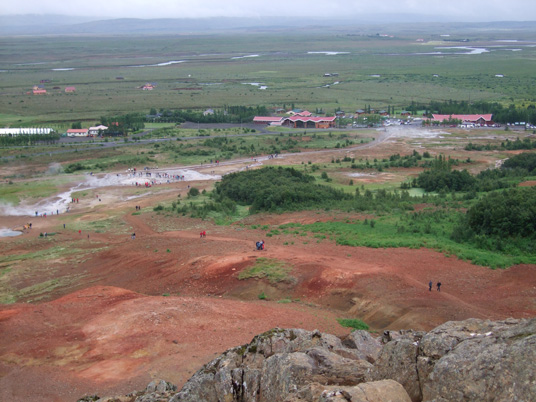 Haukadalur mit Geysir und Touristenstation am Geysir