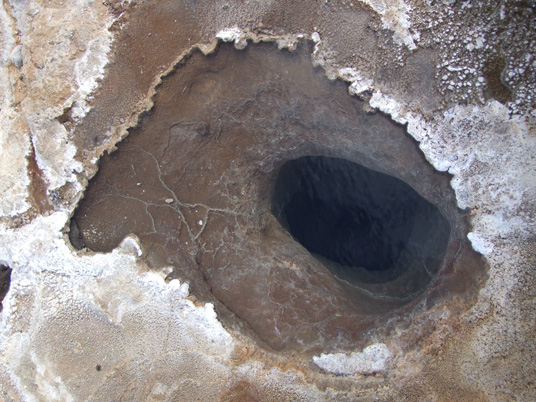 Heiße Quelle am Geysir in Island