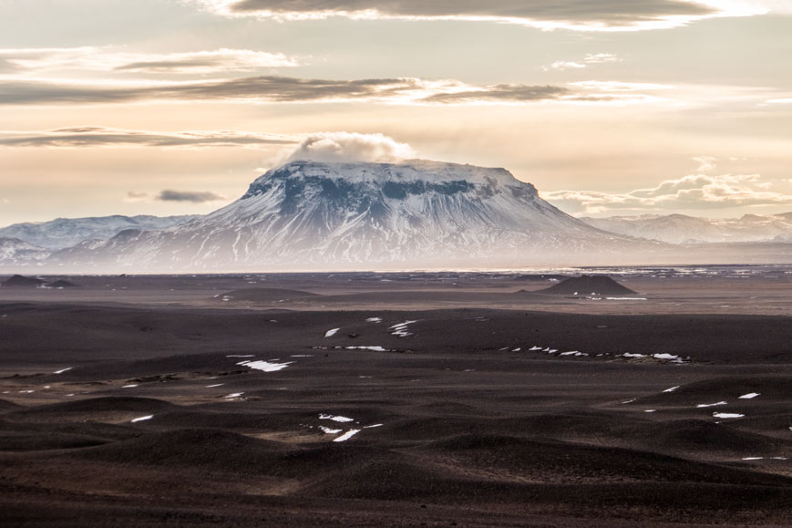 Blick von Möðrudalur auf den Vulkan Herðubreið gegen Ende September