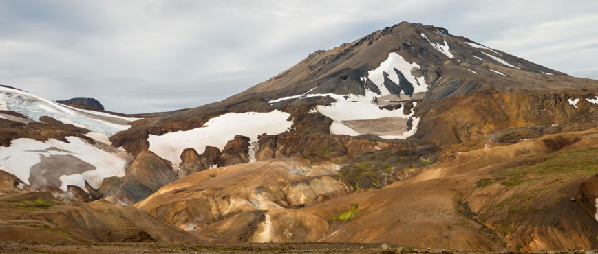 Blick über das Hveradalir auf den Berg Mænir (1357 Meter)