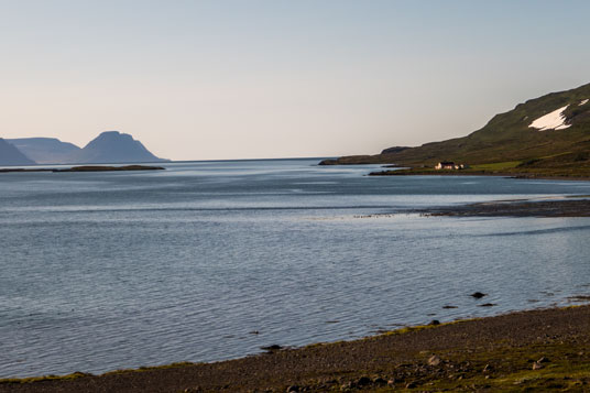 Isafjarðardjúp mit einem einsam liegenden Haus in Dalbær
