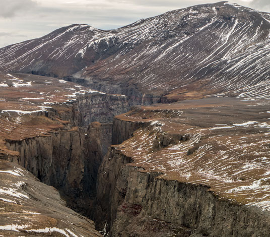 Bild: Schlucht hinter der Staumauer des Hálslón mit der Jökulsá á Brú