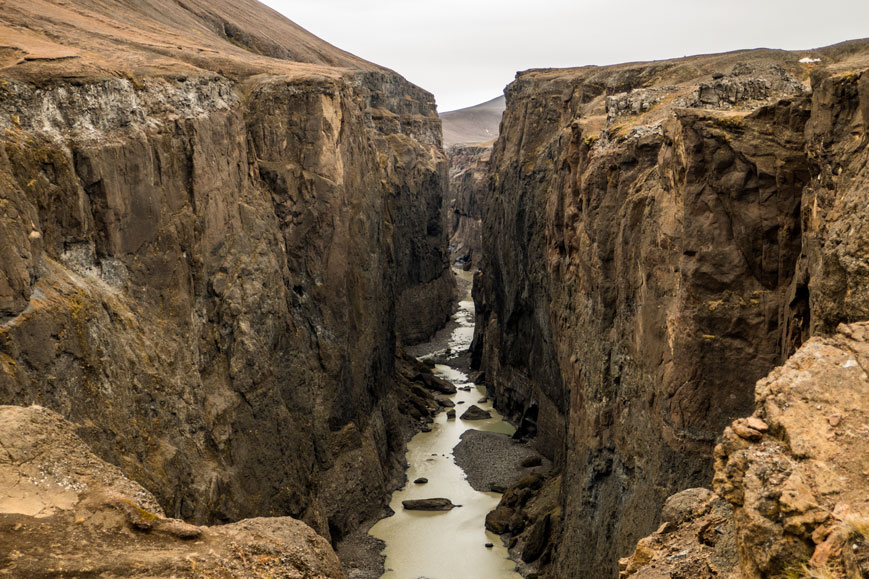 Bild: Schlucht mit dem Rinnsal der durch den Damm des Hálslón aufgestauten Jökulsá á Brú