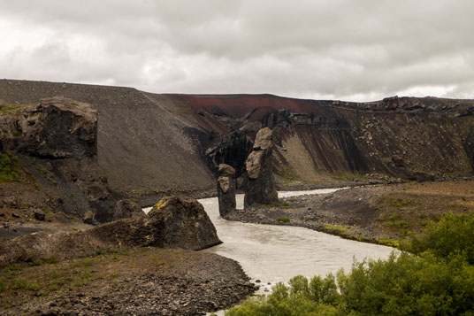 Bild: Basaltsäulen Karl og Kerling bei Hljóðaklettar 