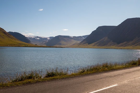 Blick von Straße 60 in Richtung Korpudalur am inneren Ende des Önundarfjörður