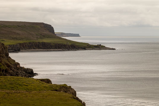 Bild: Steilküste zwischen Skálar und Hrollaugstaðir