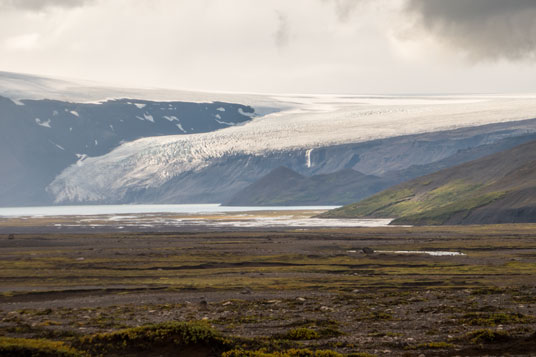 Langjökull kalbt in den Hvitárvatn