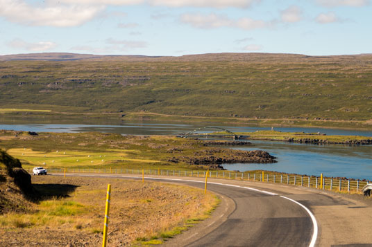 Mjóifjörður mit der Brücke über den Eingang in den Fjord