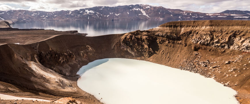 Bild: Kleiner Vitivatn im Vordergrund und großer Öskjuvatn im Zentrum der Askja