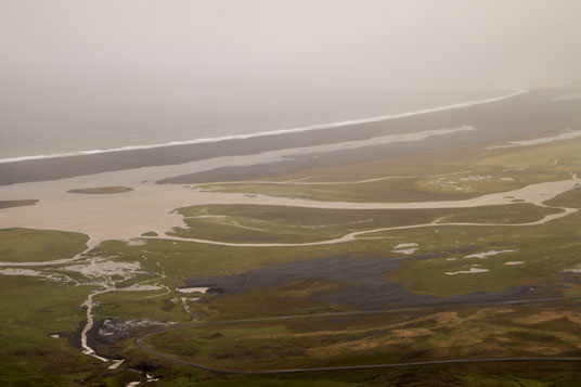 Die Bucht Héraðsflói mit der Rampe der Straße 917 zur Hellisheiði