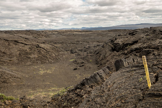 Bild: Anstrengendes Auf und Ab durch das Lavafeld vor Herðubreiðarlindir