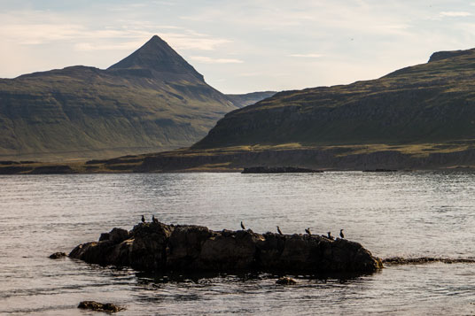 Die Pyramide des Kálfatindar zwischen Ingólfsfjörður und Norðurfjörður