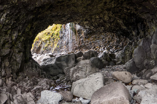 Wanderung zu einer Höhle am Rauðarsandur