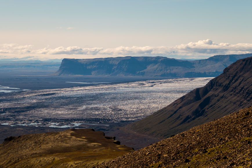 Blick vom Skaftafell auf den Skeiðarárjökull und den Berg Lómagnúpur im Hintergrund